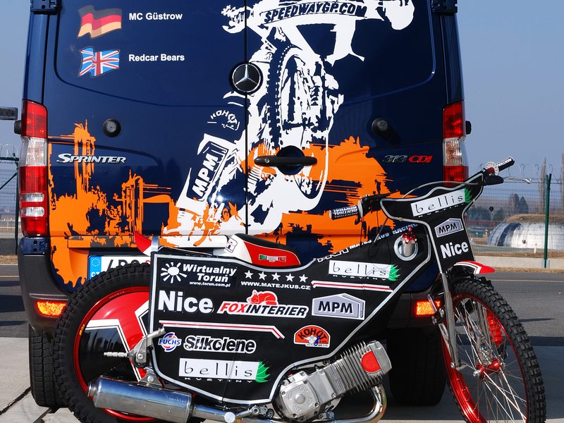 Motocykl připravený na sezonu před týmovou dodávkou s&nbsp;nápisem Matěj Kůs