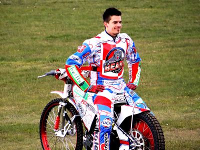 Matěj Kůs v&nbsp;kombinéze Redcar Bears s&nbsp;motocyklem