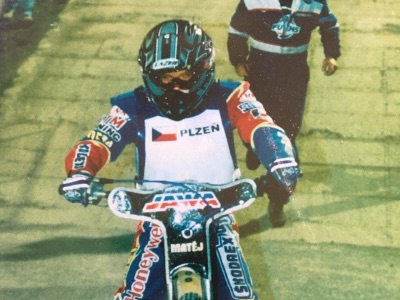 Matěj Kůs přijíždí na motorce, první sezona 2004