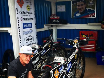 Příprava motorky v&nbsp;depu, 2016