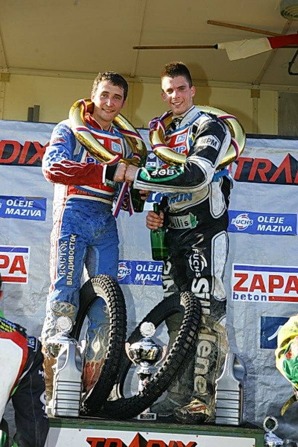 Matěj Kůs a&nbsp;Renat Gafurov na pódiu s&nbsp;trofejemi