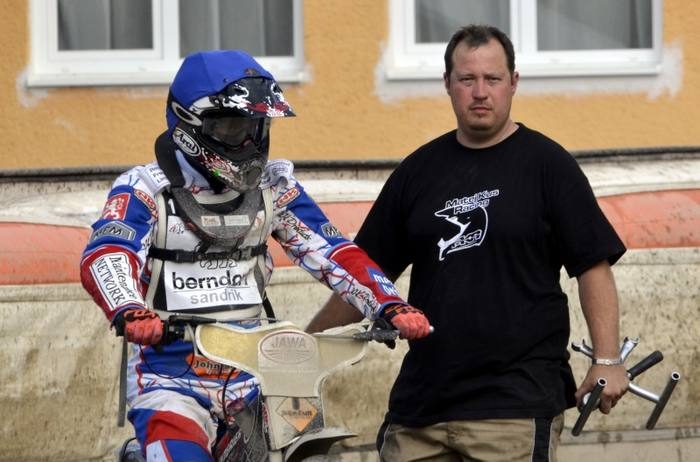 Milan Mihule v&nbsp;depu vedle jezdce v&nbsp;přilbě na motocyklu
