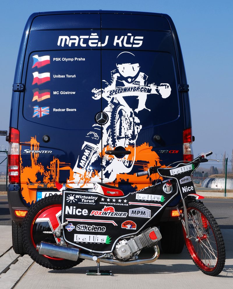 Plochodrážní motocykl MKR před týmovou dodávkou s&nbsp;nápisem Matěj Kůs