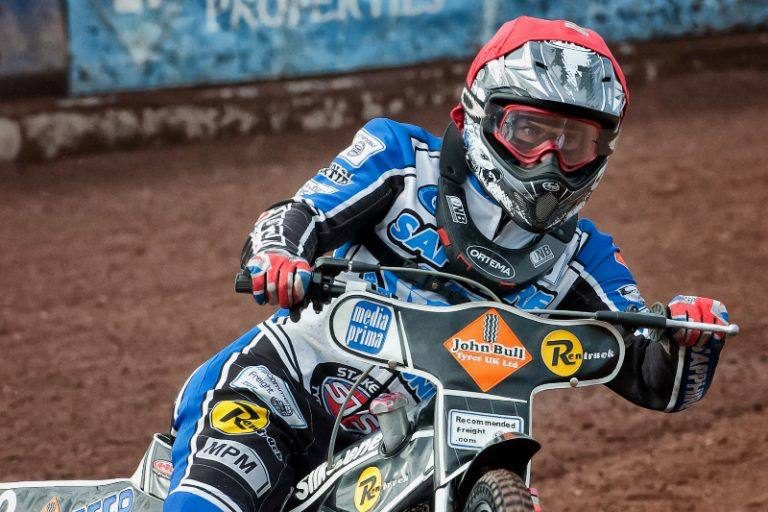 Matěj Kůs v&nbsp;modrobílé kombinéze Newcastlu a&nbsp;červené přilbě vychází na motocyklu ze zatáčky