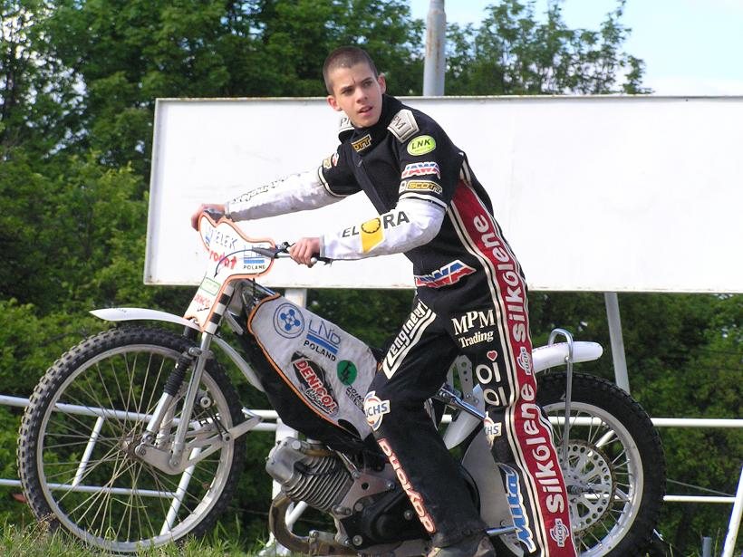 Mladý Matěj Kůs na plochodrážním motocyklu v&nbsp;depu